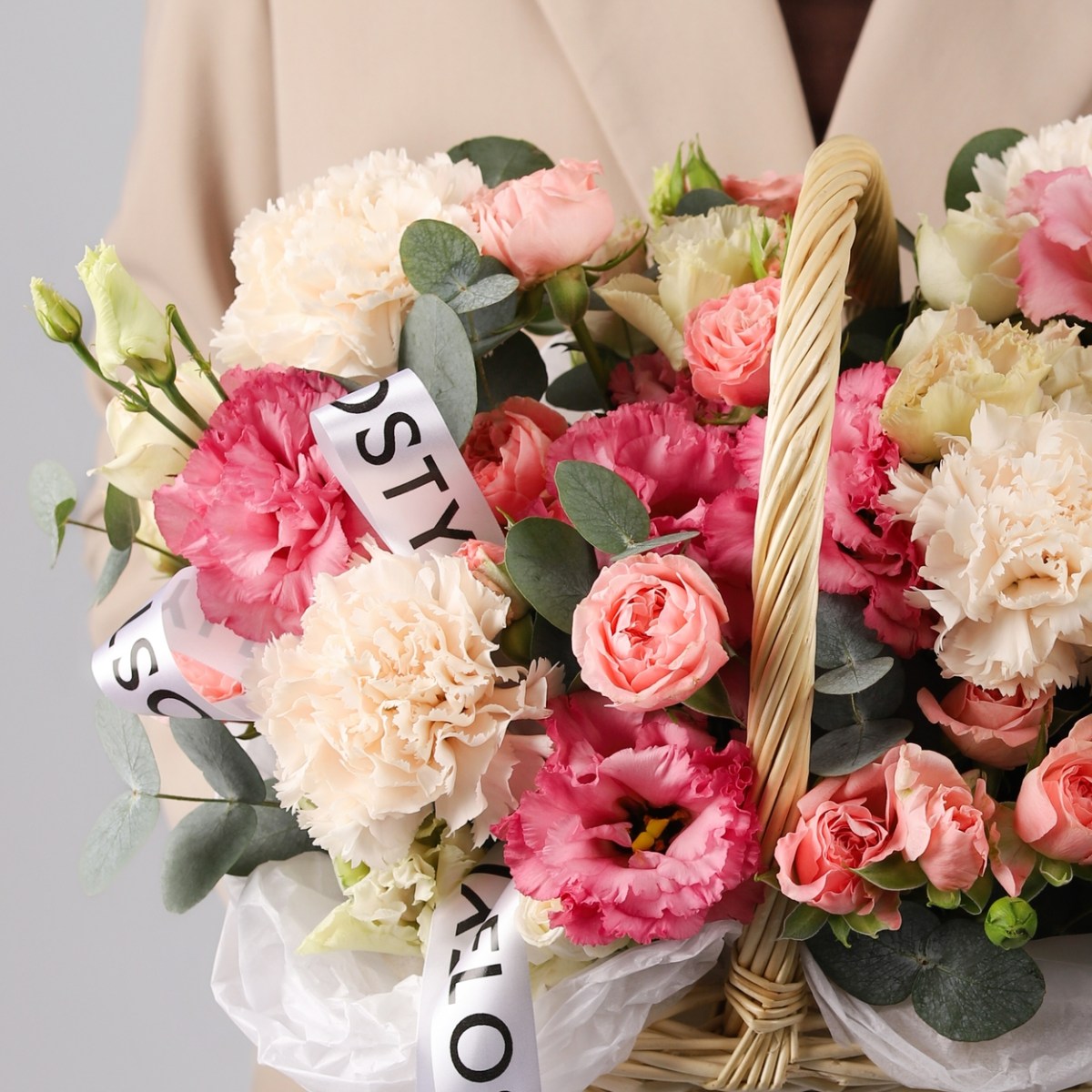 korzina nezhnaya iz kustovyh roz i eustomy 7